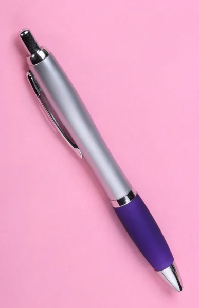 Bolígrafo sobre fondo rosa —  Fotos de Stock