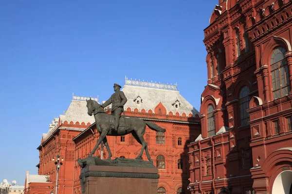 Historic museum and statue — Stock Photo, Image