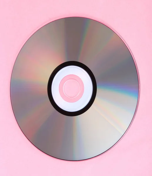 Disco compacto sobre fundo rosa — Fotografia de Stock