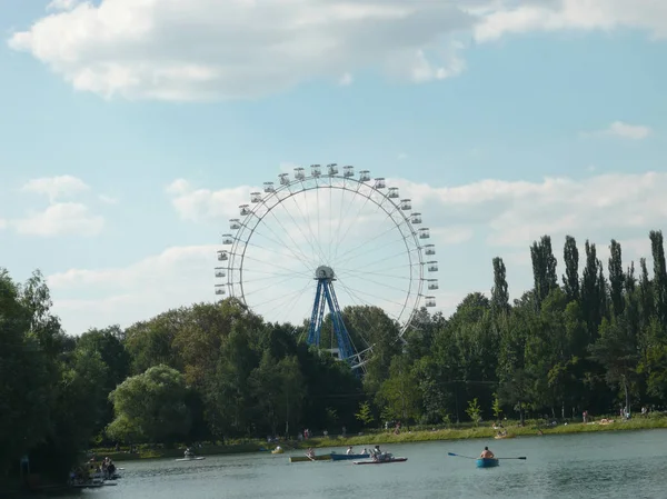 Grande roue et lac dans le parc — Photo