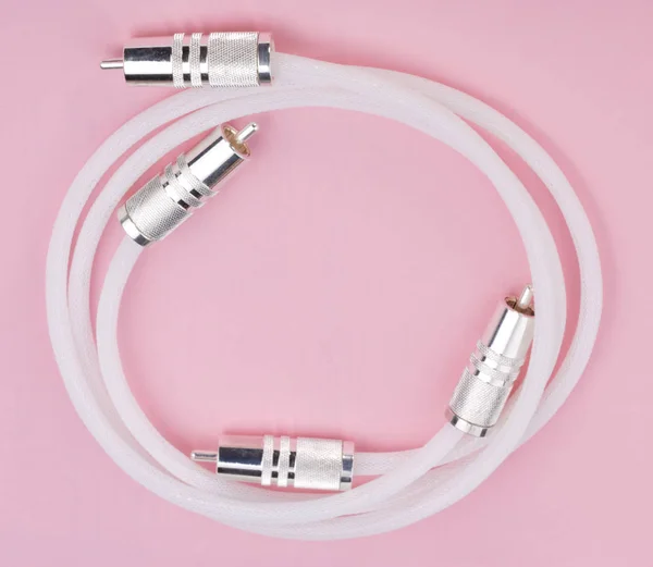 Propojit kabel na růžovém pozadí — Stock fotografie