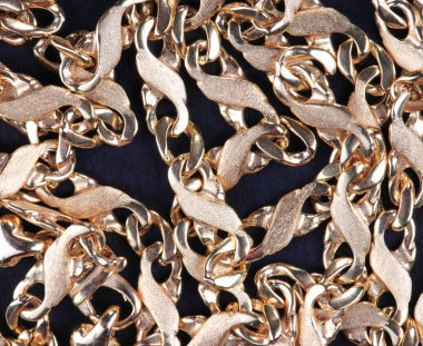 Siyah kumaşta sarı zincir