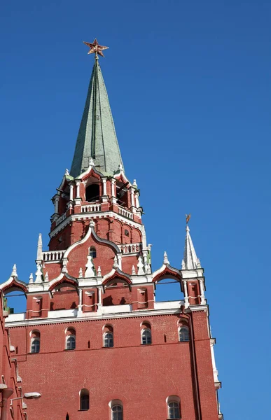 Torre do Kremlin no fundo do céu — Fotografia de Stock