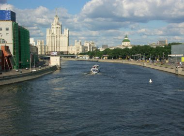 Kuru gün Nehri üzerinde tekne