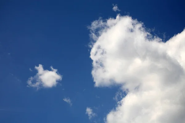 Nuvem no céu azul — Fotografia de Stock