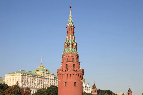 Torre del Cremlino sullo sfondo del cielo — Foto Stock