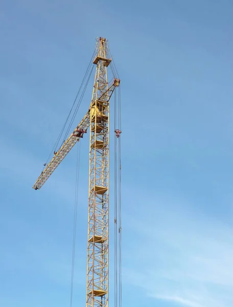 Torre de guindaste durante o dia — Fotografia de Stock