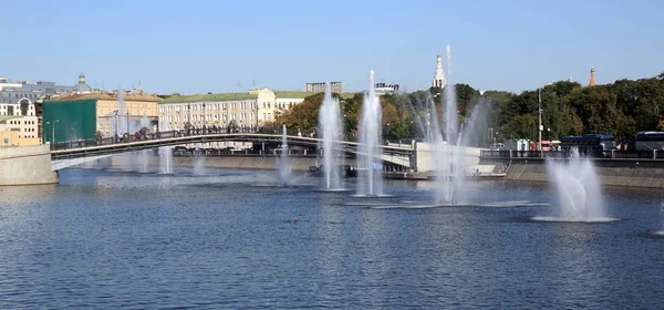 Veel fontein op de rivier — Stockfoto