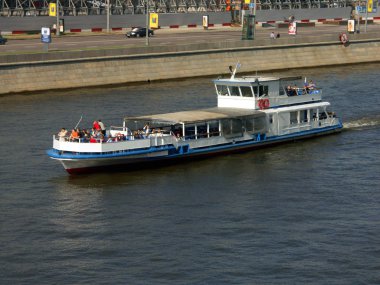 Kuru gün Nehri üzerinde tekne