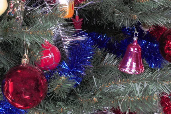 Jouets sur sapin de Noël vert — Photo