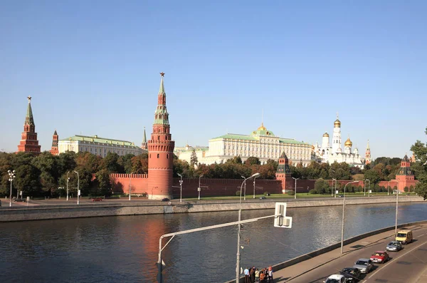 Turnul Kremlinului, cheiul și râul — Fotografie, imagine de stoc