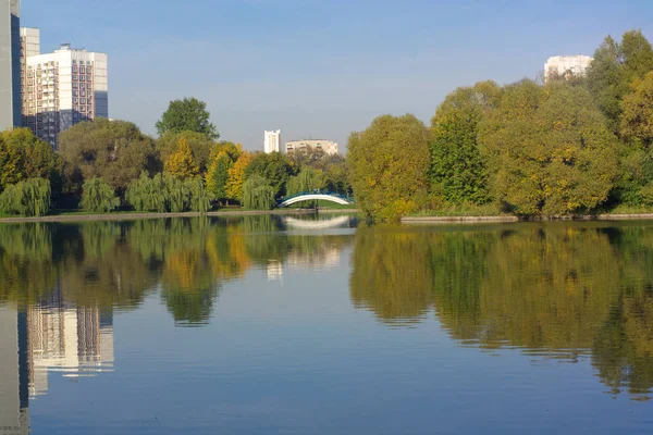 Verano en parque de la ciudad — Foto de Stock