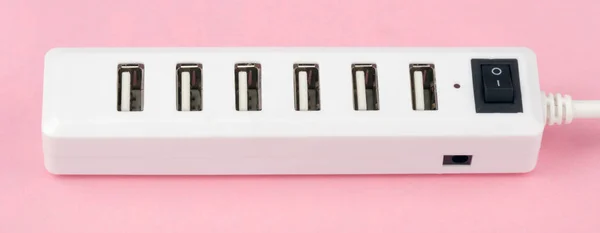 Pembe bir arka plan üzerinde USB hub — Stok fotoğraf