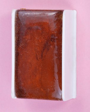 Keman rosin pembe üzerinde