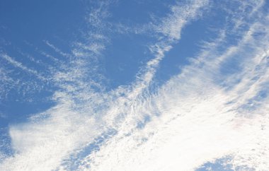 Mavi gökyüzünde bulut