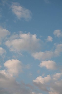 Mavi gökyüzünde bulut