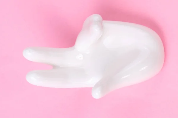 Stojak ceramiczny w kształcie dłoni na różowym tle — Zdjęcie stockowe