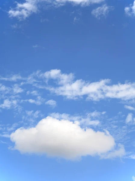 Nuage sur ciel bleu — Photo