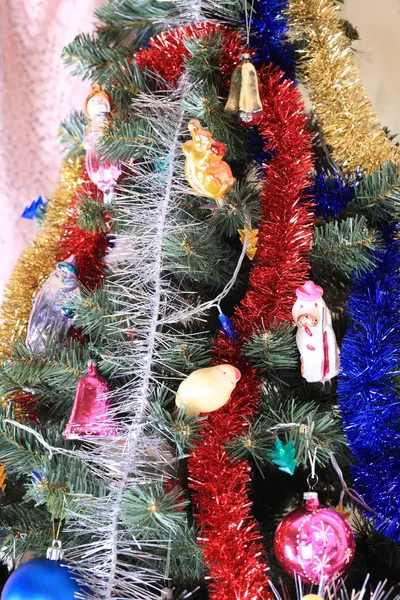 Jouets sur sapin de Noël vert — Photo