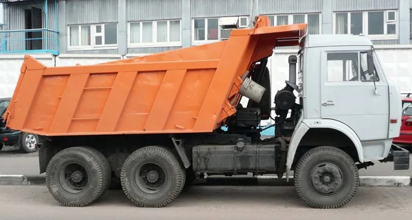 Orange lastbil på väg — Stockfoto