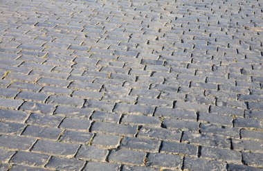 Kuru günde Arnavut kaldırımlı kaldırım