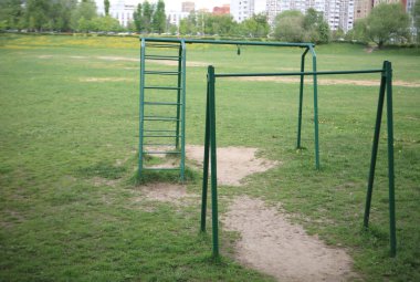 Şehir parkında yatay bar