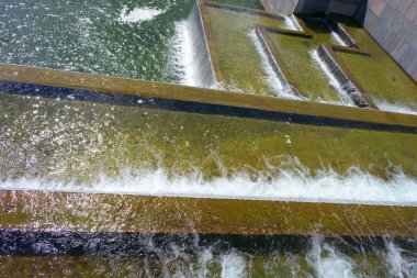 Kuru günde granit üzerinde su