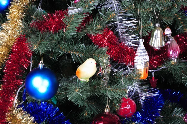 Jouets sur sapin de Noël vert — Photo