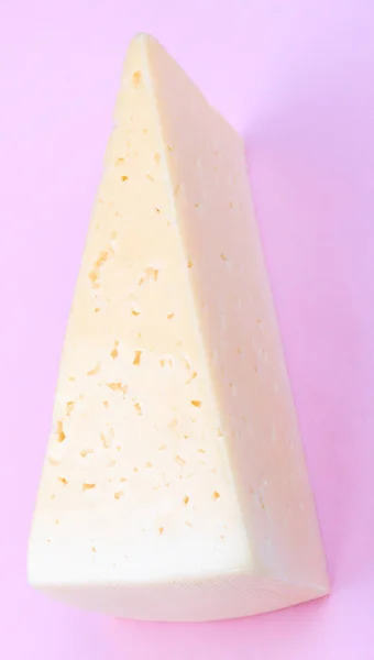 Formaggio su sfondo rosa — Foto Stock