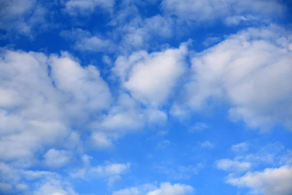 Nuage sur ciel bleu — Photo