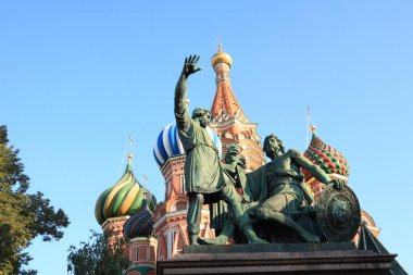 Kutsanmış fesleğen katedrali ve Minin ve Pozharsky Heykeli.