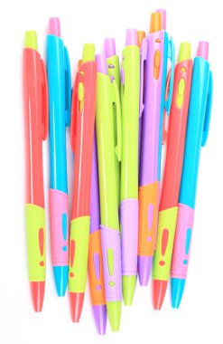 Beyaz Arkaplanda çok sayıda tükenmez kalem