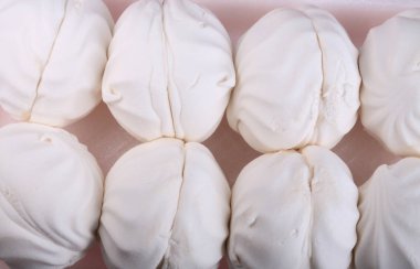 Kurak bir günde pembe zemin üzerinde bir sürü beyaz lokum