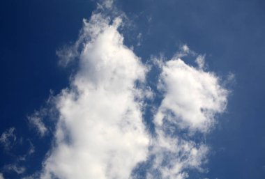 Mavi gökyüzünde bulut