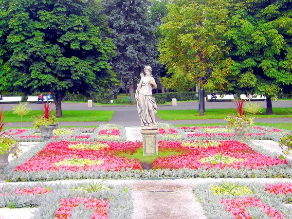 Vierkant in stadspark — Stockfoto