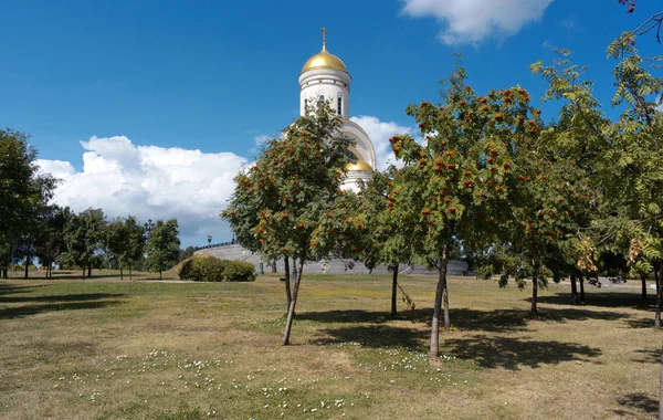 Kirche und Aschenbeere am Tag — Stockfoto