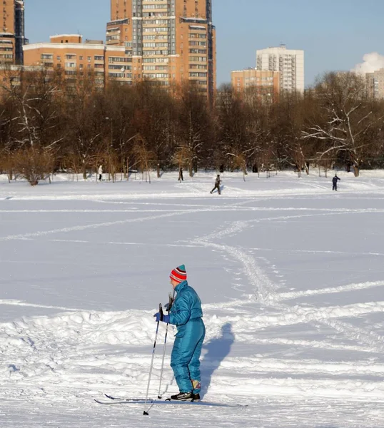 Vai a sciare durante la giornata invernale — Foto Stock