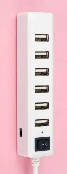 Hub USB sobre fondo rosa —  Fotos de Stock