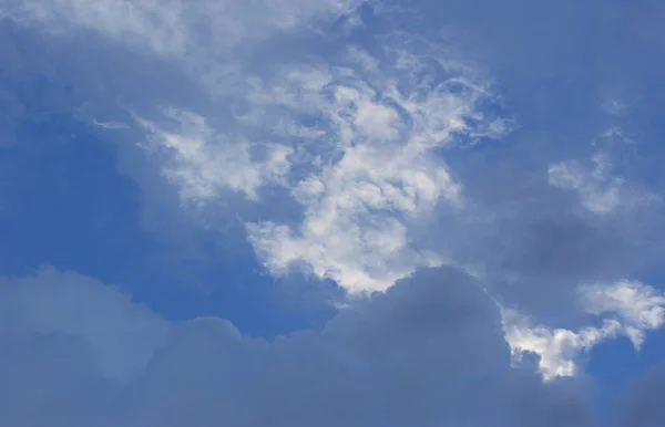 Wolken am blauen Himmel — Stockfoto