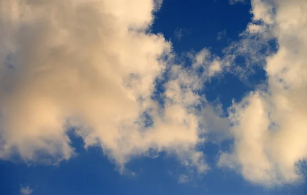 Nuage sur ciel bleu — Photo