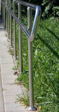 Güneşli yaz gününde parkta metal çitler