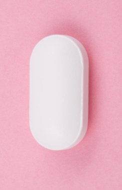 pembe bir arka plan üzerinde beyaz hap