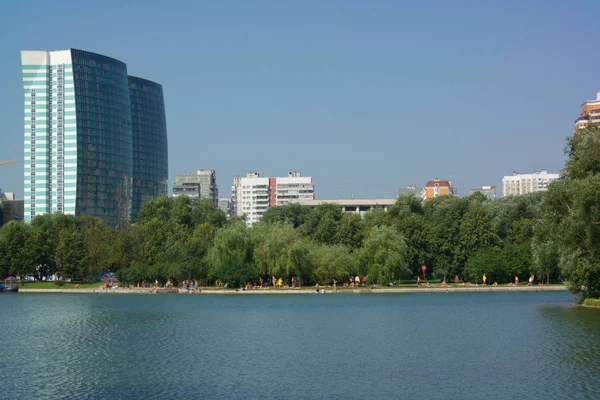 Sommar i stadsparken — Stockfoto