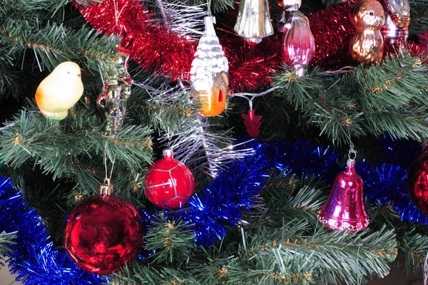 Jouets sur sapin de Noël vert — Photo