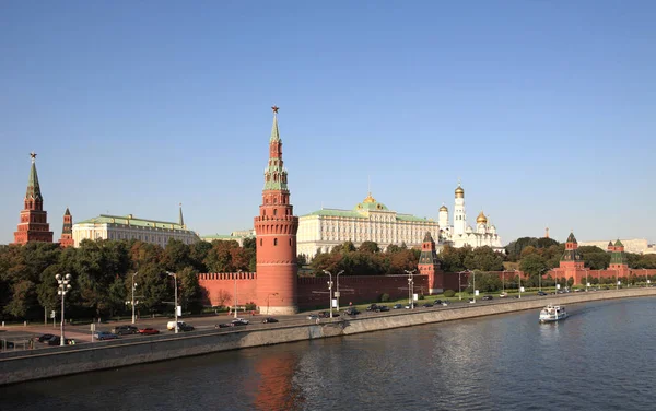 Torre, muelle y río del Kremlin —  Fotos de Stock