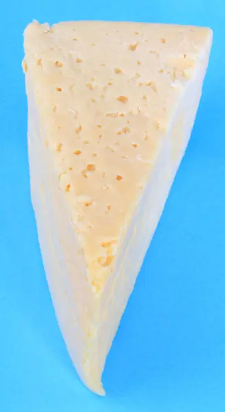 Mavi Arkaplanda Peynir — Stok fotoğraf