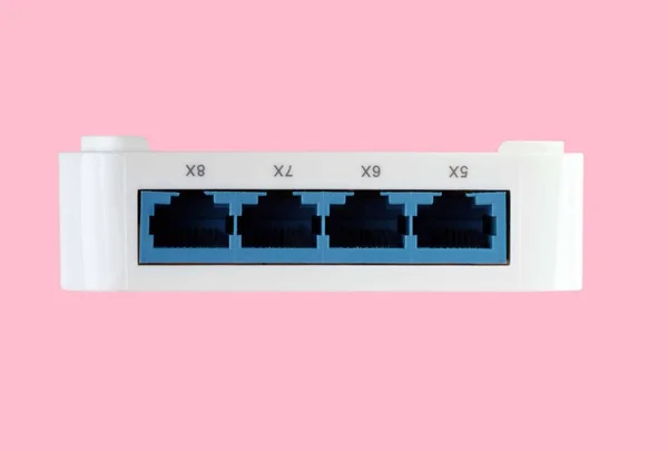 White 8 poort Plastic Ethernet-Switch geïsoleerd op roze achtergrond — Stockfoto