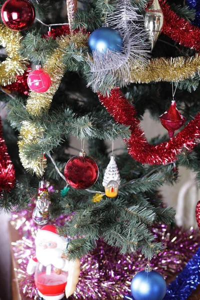 Jouets sur sapin de Noël vert — Photo