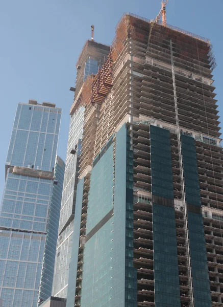 Felhőkarcoló fejleszteni égbolt háttér — Stock Fotó