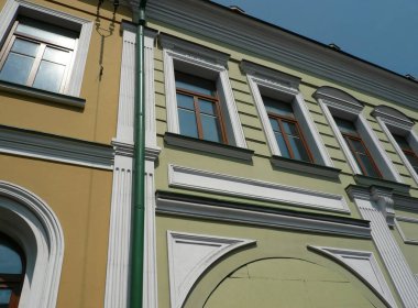 eski sarı yeşil fırtına aşağı boru ile bina